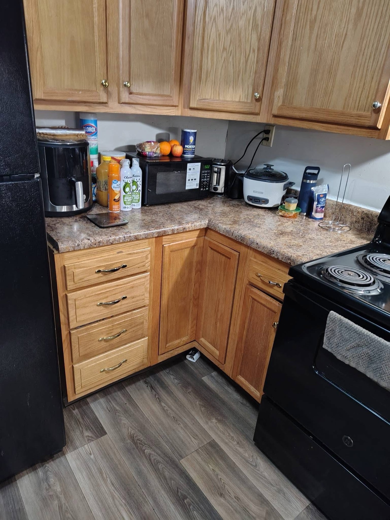 Same kitchen work area organized after cleaning