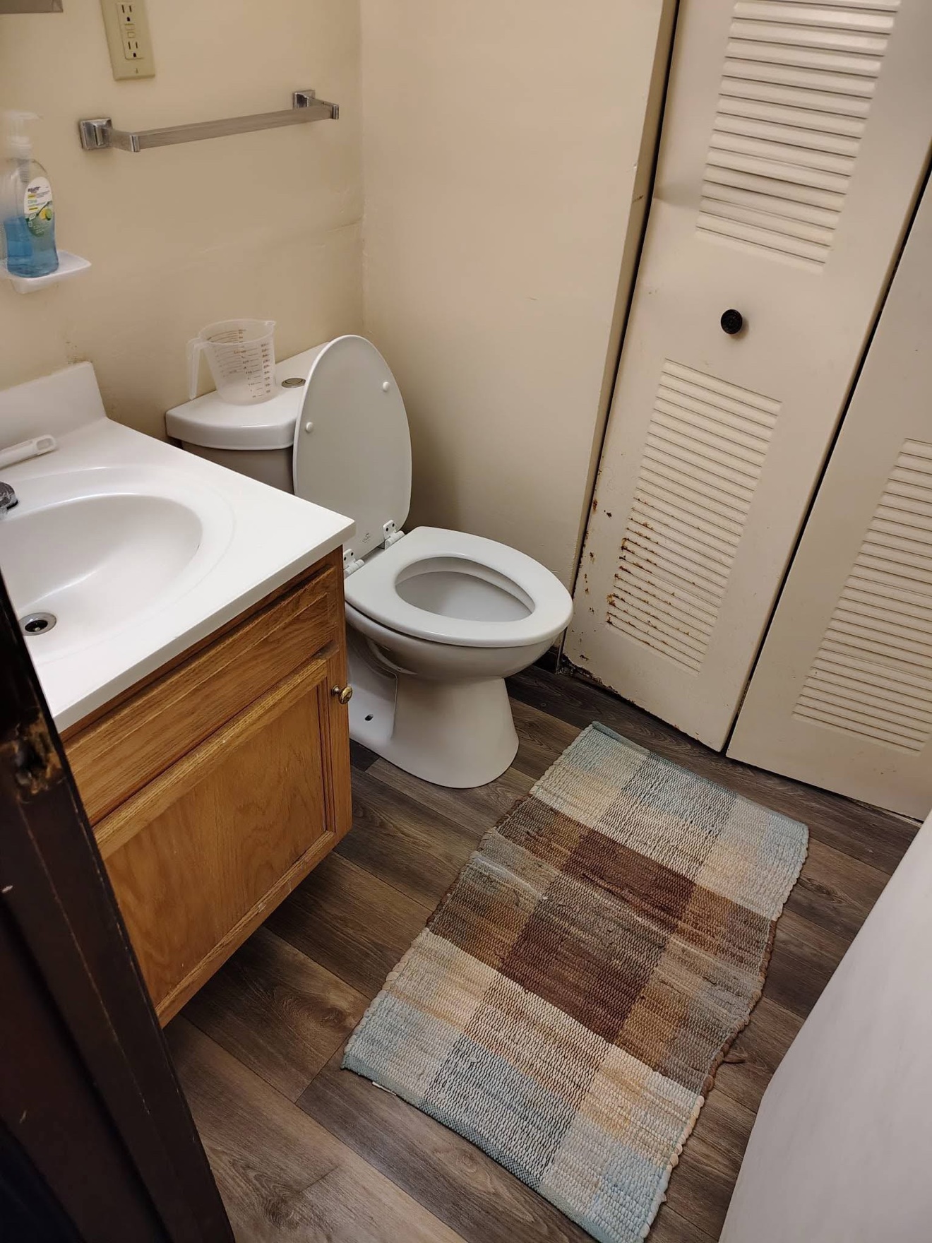 Clean bathroom with fresh floor mat